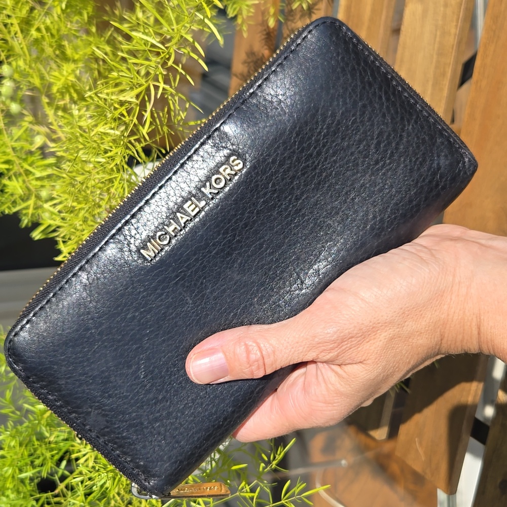 Michael Kors Jet Set Black Pebbled Leather Zip Wallet Gold Hardware - Picture 15 of 17
